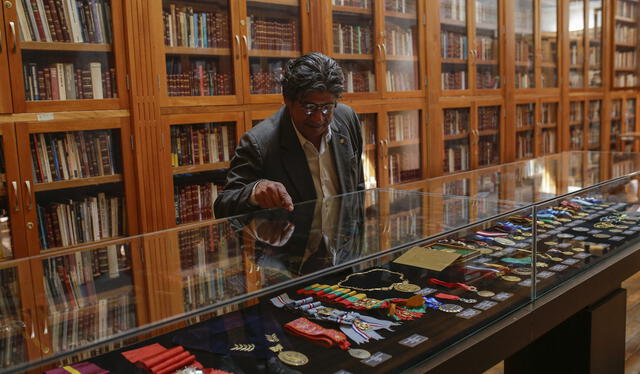  Medio centenar. El director de la Biblioteca MVLL, Alfredo Herrera, explicó que las medallas estaban encajonadas en los envíos que hizo MVLl. Foto: Rodrigo Talavera/La República    