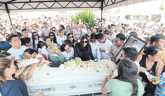  Multitud. Entierro fue en el cementerio El Ángel de Chiclayo. Foto: difusión   