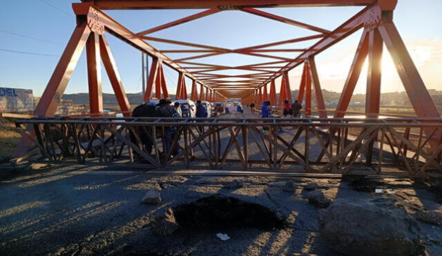  El puente internacional es siempre punto de bloqueo en el paro de transportistas en la zona fronteriza de Desaguadero. Foto: Liubomir Fernandez/ LR    