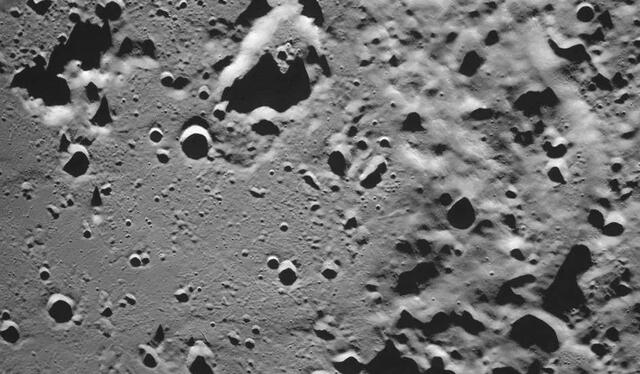  La foto fue tomada desde la órbita lunar y muestra un paisaje del lado oculto de la luna. Foto: Roscosmos   