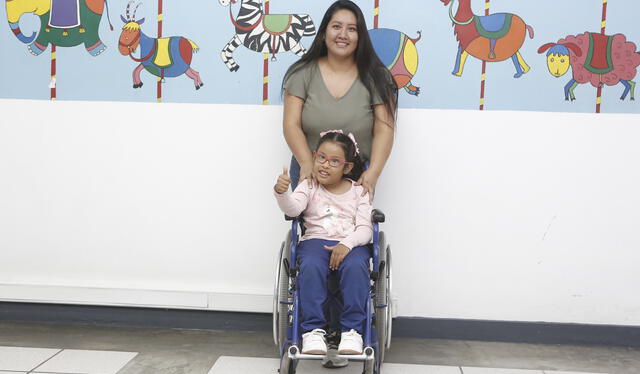  Jesenia Carranza y la pequeña Ivana (7), diagnosticada con parálisis cerebral, quien tiene sesiones de terapia robótica para recuperar la marcha desde setiembre de 2021. Foto: Marco Cotrina - La República   