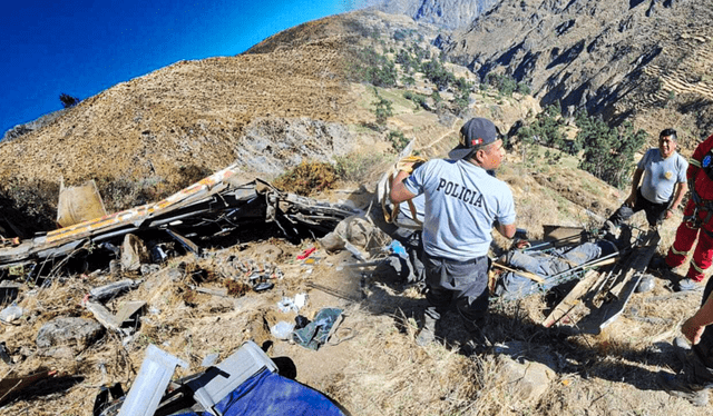  Personal de la PNP realiza trabajos de rescate. Foto: Jaime Fernandez  