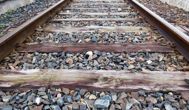  Las piedras en los rieles del tren son conocidos como balasto. Foto: Supercurioso    