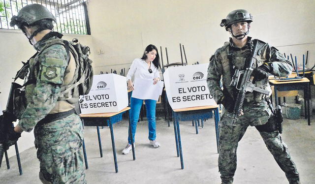 Muralla. Candidata Luisa González en la prov. de Manabí. Foto: AFP.   