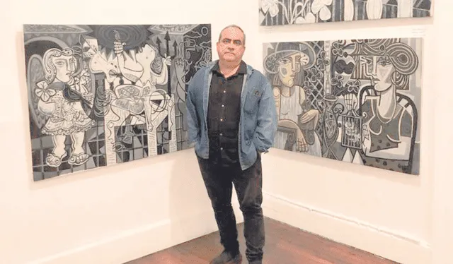  Artista. Juan Echenique con cuatro de sus lienzos en grises. Foto: difusión    