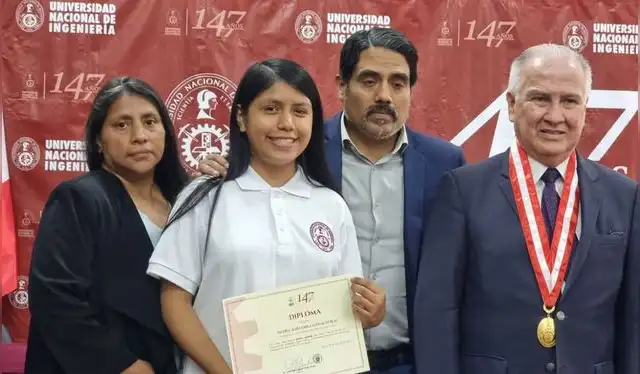 Valeria junto a sus padres y el rector de la UNI. Foto: Rosario Rojas/La República   