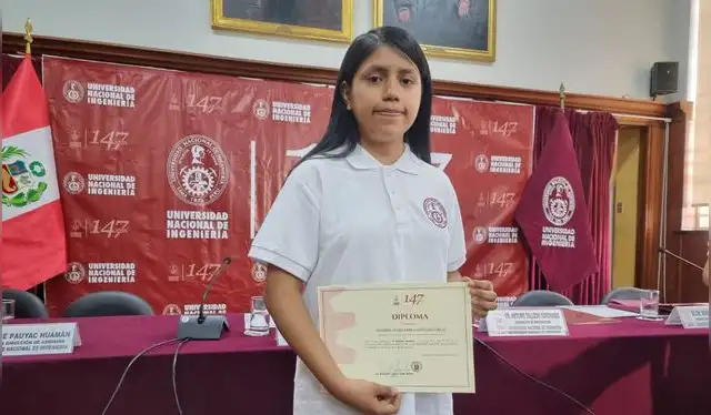 Valeria recibiendo un reconocimiento de parte de la UNI. Foto: Rosario Rojas/La República   