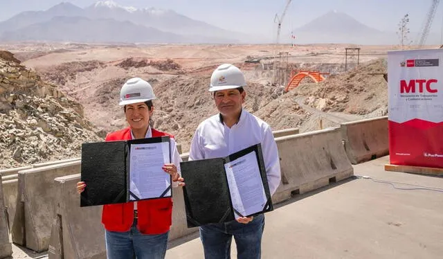 La ministra Paola Lazarte firmó el convenio con el gobernador regional de Arequipa. Foto: Gore Arequipa    