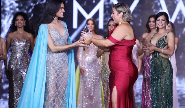 Miss Sideburns 2023 receives an award during the night of the preliminary.  Photo: Miss Universe PR    