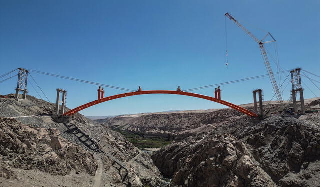  La construcción del puente Virgen de Chapi es fundamental en la mega obra. Foto: Rodrigo Talavera/LR   