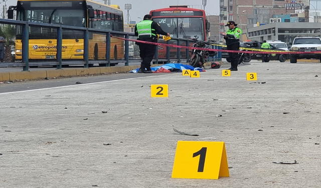 Cuerpo de la mujer quedó tendido sobre la vía de ampliación del Metropolitano. Foto: Omar Coca / La República   