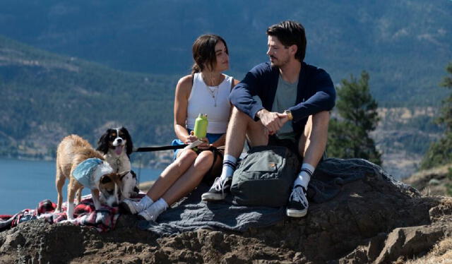 Lucy Hale y Grant Gustin protagonizan 'Puppy Love'. Foto: Amazon Freevee   