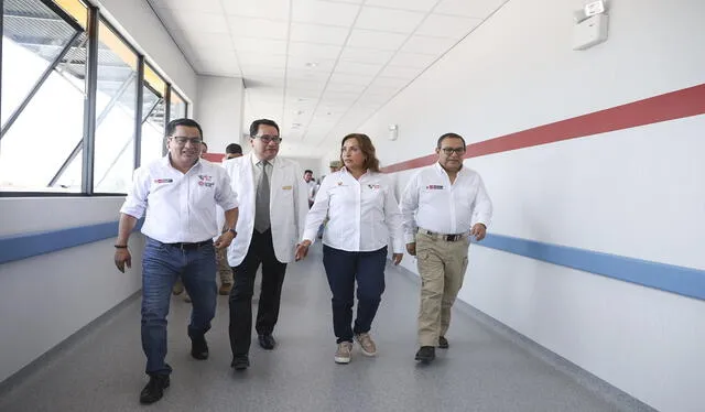  Dina Boluarte y el premier Alberto Otárola recorrieron el hospital. Foto: PCM    