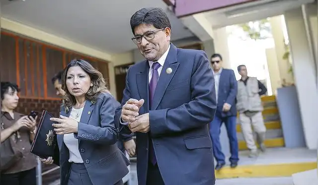 Rohel Sánchez. “Que el Legislativo apruebe la vacancia, caso contrario, que la presidenta dé un paso al costado”. Foto: Rodrigo Talavera/La República Rohel Sánchez. “Que el Legislativo apruebe la vacancia, caso contrario, que la presidenta dé un paso al costado”. Foto: Rodrigo Talavera/La República