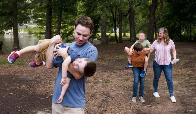 Dylan jugando con los hijos que nacieron con su esperma. Foto: David Walter Banks/The Wall Street Journal   