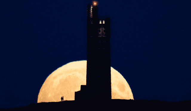  La segunda luna llena de agosto 2023, llamada superluna azul, sale detrás de la Torre Victoria en Castle Hill, sobre Huddersfield, en Inglaterra. Foto: AFP   