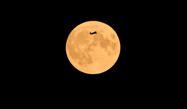  Fotografía de la superluna azul del 30 de agosto tomada desde Reino Unido. Foto: AFP   