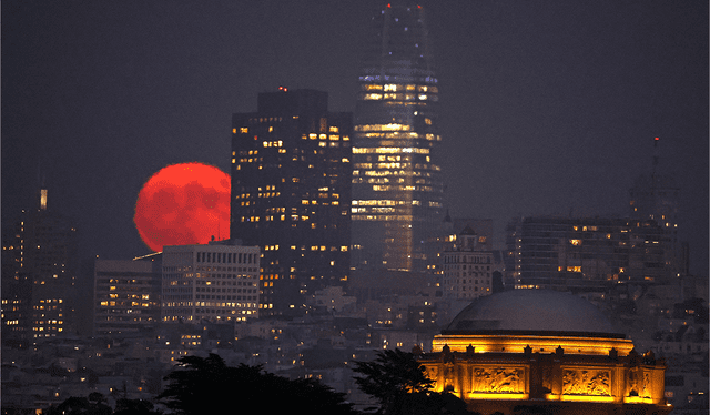 Luna llena se asoma tras la ciudad de San Francisco. Foto: Justin Sullivan/Getty Images/AFP   