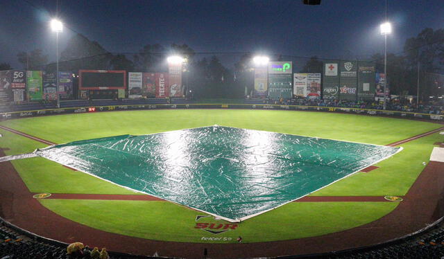 La lluvia retrasó el tercer juego entre Leones y Pericos, y obligó a que se postergue hasta hoy. Foto: &nbsp;X/informa247mx   