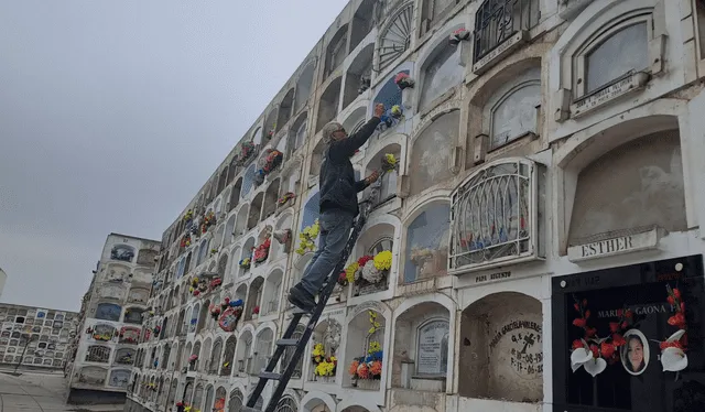 Marcelino Bacón tiene 72 años y trabaja de forma permanente en el cementerio El Ángel desde 1976. Foto: La República/Francisco Claros   