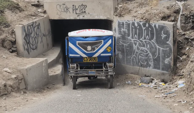 En el túnel de Los Olivos cabe como máximo un mototaxi debido a que es angosto. Foto: La República/Jessica Merino 