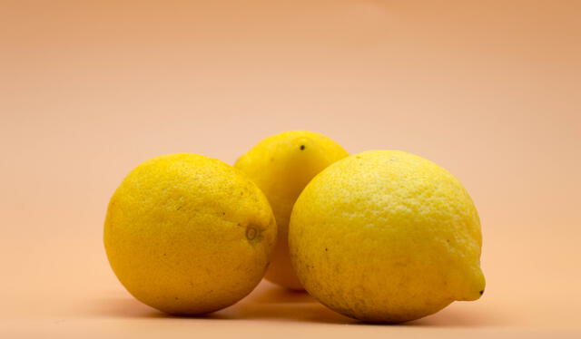 El limón amarillo se encuentra en tiendas peruanas, pero no es tan común. Foto: Shutterstock 