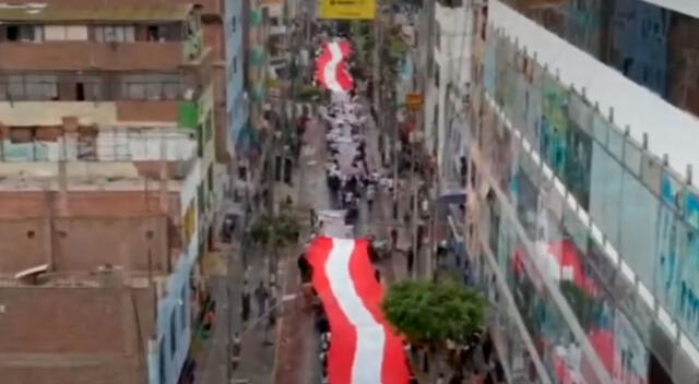  Empresarios de Gamarra marchan con enorme bandera. Foto: difusión   