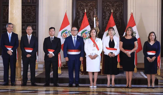 Dina Boluarte junto a los nuevos ministros. Foto: Gobierno del Perú   