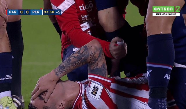 Almirón se lamenta en el piso su lesión. Foto: captura TV Rytva   