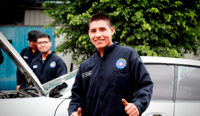 En el instituto público de Villa El Salvador se enseña la carrera técnica de Mecánica Automotriz. Foto: Instituto Julio César Tello/Facebook   
