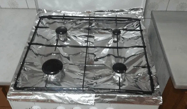 Muchas personas suelen cubrir su cocina con papel aluminio, pero esta práctica no es recomendable. Foto: Mujer Saludable   
