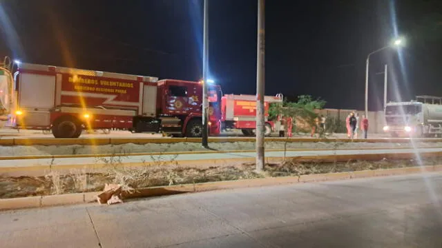  Compañías de bomberos y cisternas de la Municipalidad Provincial de Piura apoyaron en sofocar el fuego. Foto: La República    