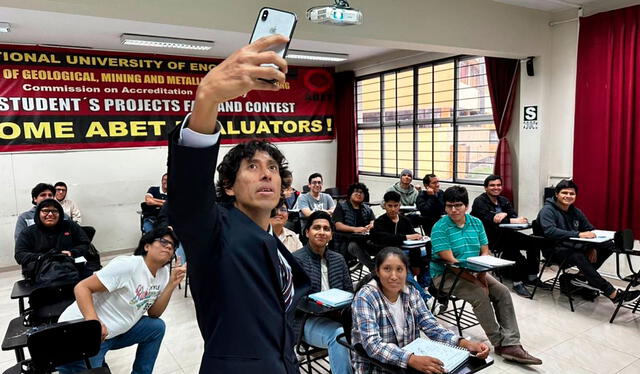  El maestro Hernán pertenece al Intercambio Generacional de Docentes de la UNI. Foto: Andina   