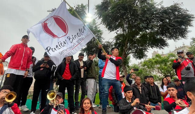  Hinchas se concentraron en la plaza San Martín para las previas del Perú vs Brasil. Foto: Rosa Quincho/Nick Morales/La República   