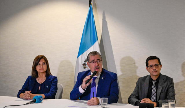 Arévalo exigió la renuncia de la fiscal general Consuelo Porras, el fiscal Rafael Curruchiche y el juez Fredy Orellana por orquestar un supuesto plan de golpe de Estado. Foto: AFP   