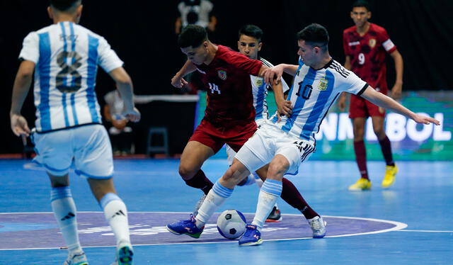 Argentina se impuso 3-0 a Venezuela y la dejó eliminada ante su propio público. Foto: Conmebol   