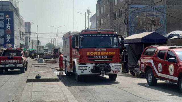  Los hombres de rojo tuvieron una ardua labor en el siniestro. Foto: Macronorte.Pe    