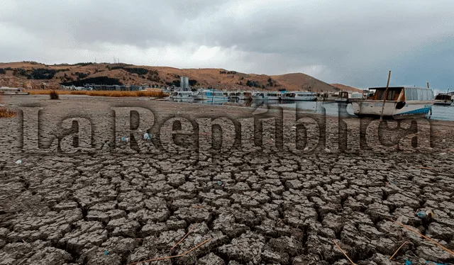  La masa de agua del Titicaca disminuyó y actualmente parte de su área está seca. Foto: La República    