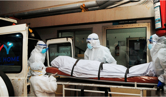 Trabajadores sanitarios trasladan el cuerpo de una persona que murió a causa de una infección por el virus Nipah en India. Foto: AFP   