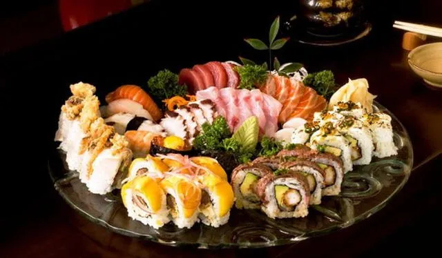  Una fuente de sashimi, nigiri y makis de Maido. Foto: TripAdvisor   