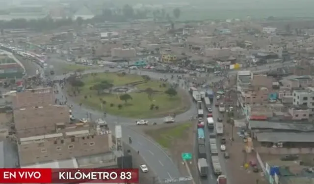 El bloqueo de la Panamericana Norte no permite el transporte con normalidad en Chancay. Foto: captura de América TV   