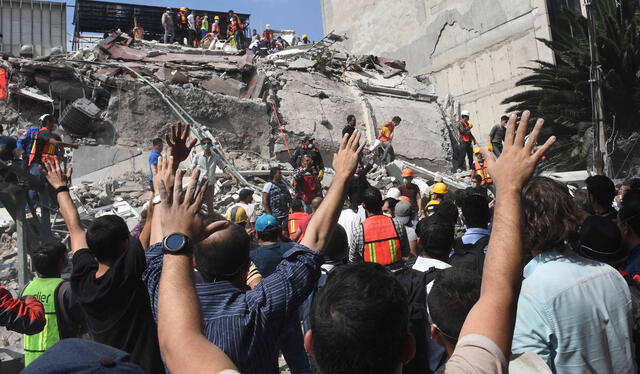 Personas pidiendo silencio durante las labores de rescate tras el terremoto del 19 de septiembre de 2017. Foto: AFP   