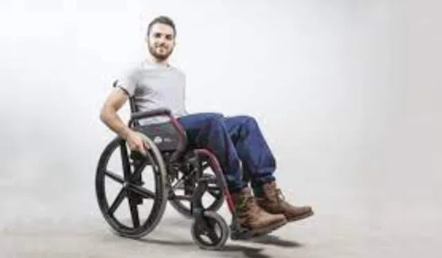  La silla de ruedas es muy importante para las personas que tienen dificultades para caminar. Foto: Google    