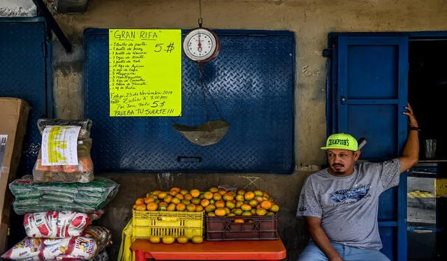  En Venezuela, los precios de los alimentos se exhiben tanto en bolívares como en dólares. Foto: AFP<br><br>    