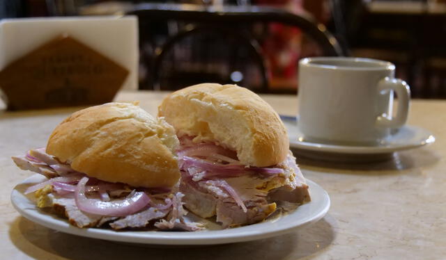  El rico pan con chicharrón y su café. Foto: Leonardo Santana - La República   