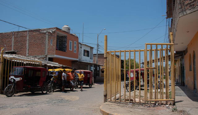  Enrejados. Ciudadanos de Sullana han colado rejas en las calles para evitar la delincuencia.  Foto: Wilson Siancas LR    