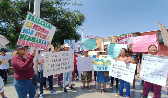  Exigencia. Padres de familia se movilizaron en Trujillo. Foto: Sergio Verde/URPI-LR    