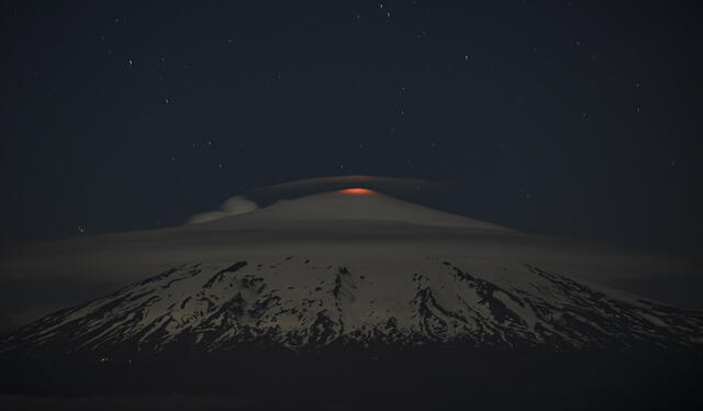 Volcán Villarrica en Chile se elevó a alerta naranja. Foto: AFP   