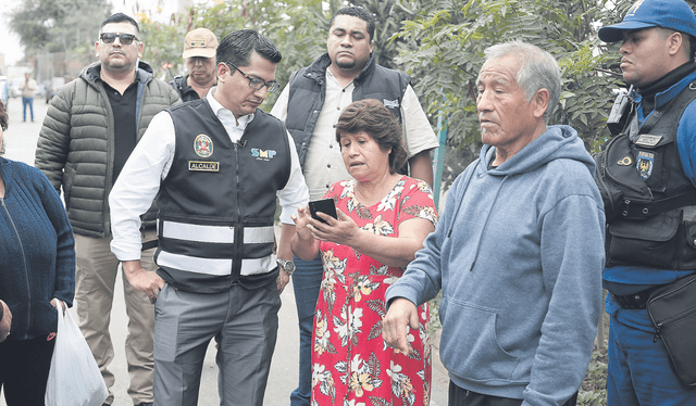  Pedido. El alcalde Hernán Sifuentes recibe los reclamos de los vecinos por la inseguridad. Foto: difusión    