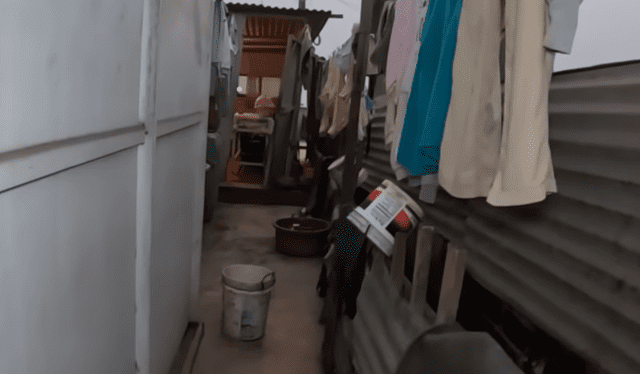 La señora Carola coloca baldes en diferentes puntos de su vivienda para recolectar el agua de la lluvia y luego usarla para lavar sus prendas. Foto: captura de YouTube/'Dilo Nomás'   